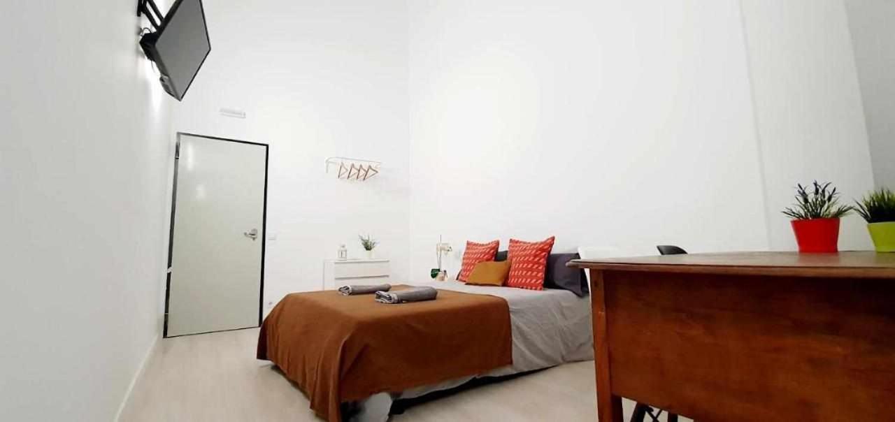 Hostal Urban Basic L'Hospitalet de Llobregat Eksteriør billede
