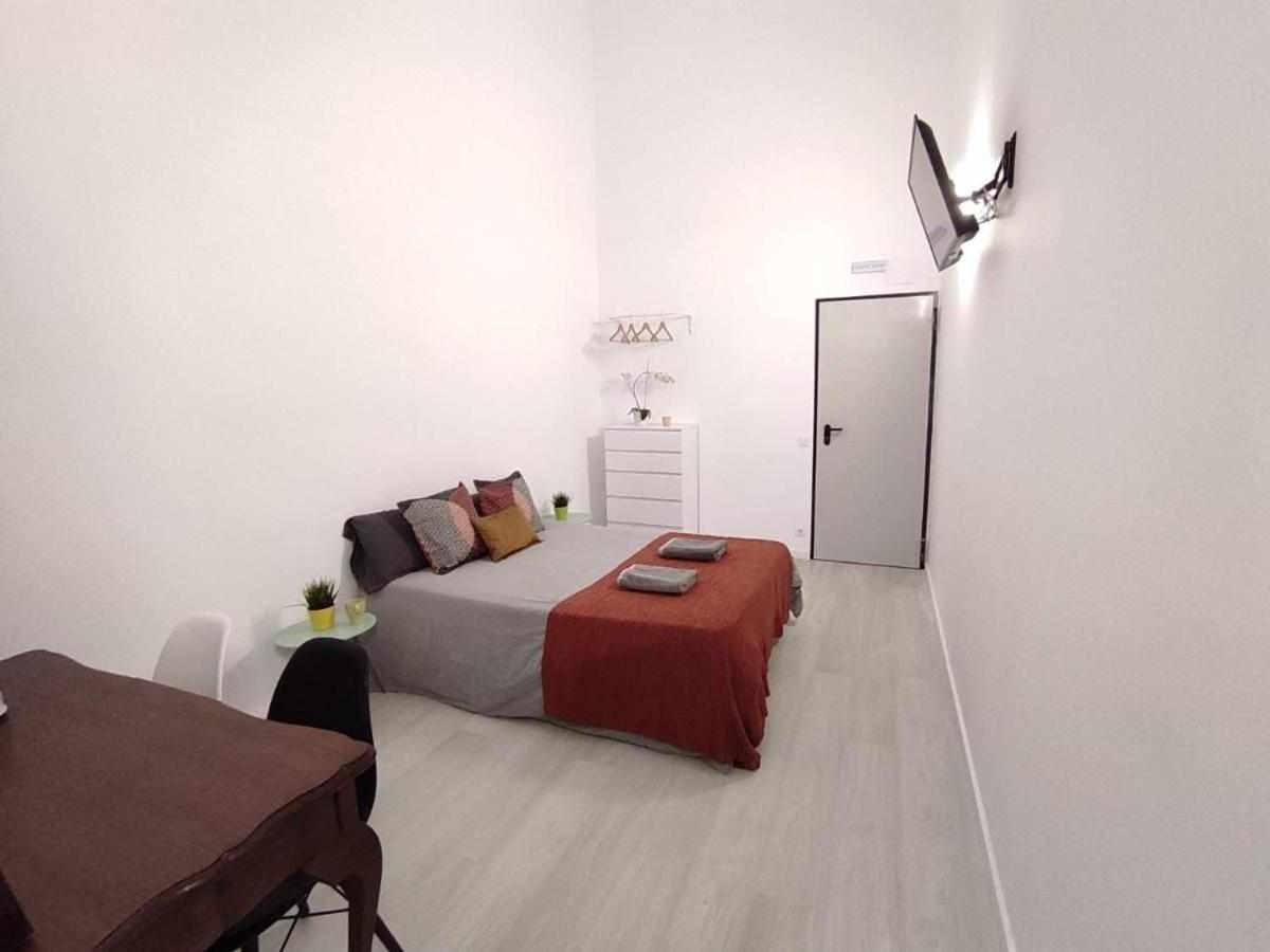 Hostal Urban Basic L'Hospitalet de Llobregat Eksteriør billede