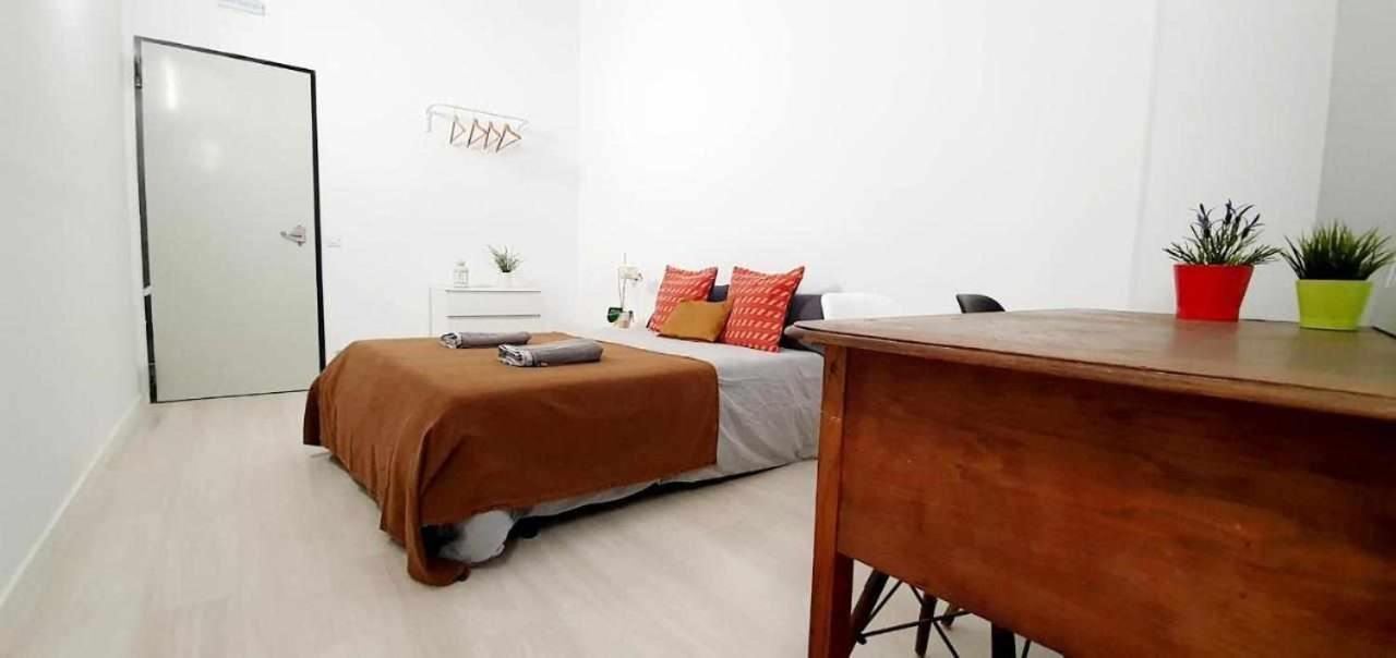 Hostal Urban Basic L'Hospitalet de Llobregat Eksteriør billede