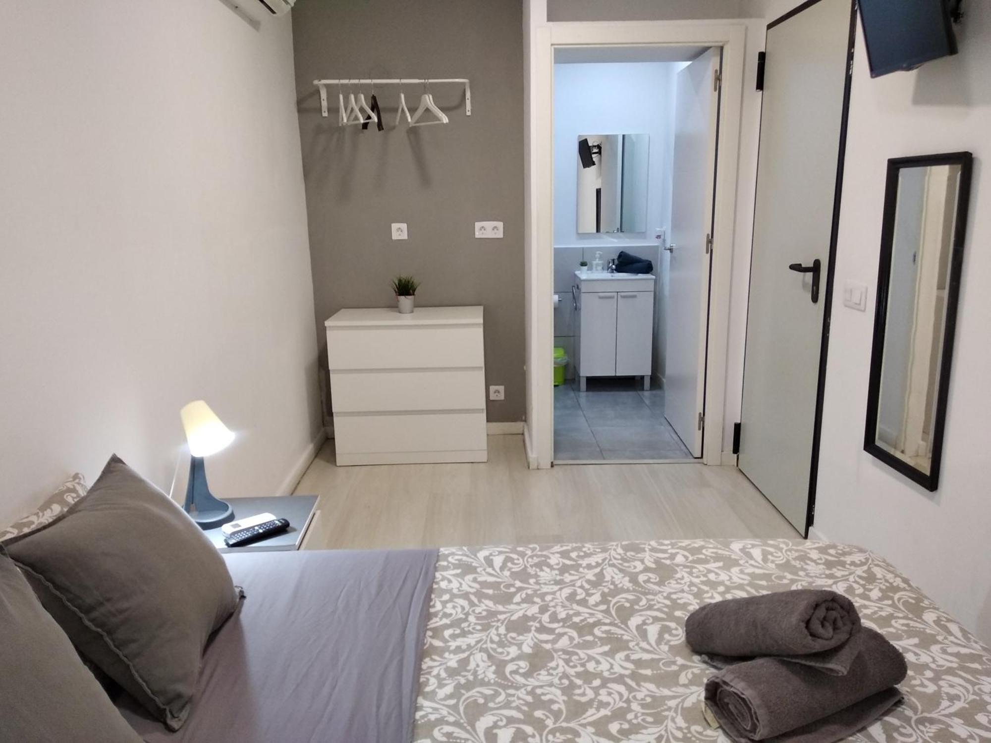 Hostal Urban Basic L'Hospitalet de Llobregat Eksteriør billede